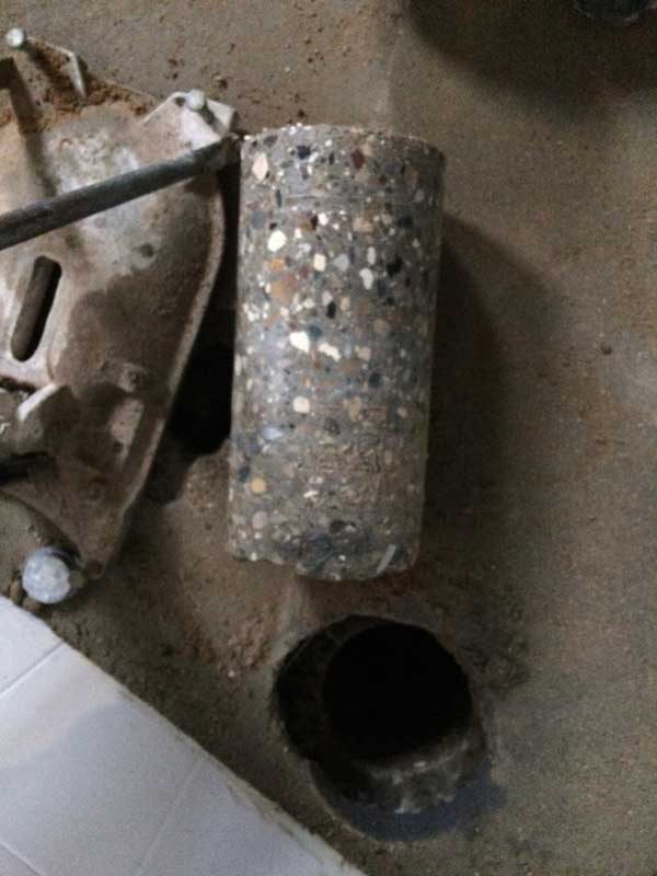 пробить отверстие в фундаменте под канализацию