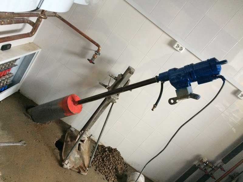 просверлить отверстие в фундаменте под канализацию