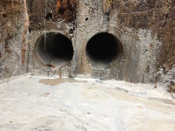 Отверстие для ввода кабеля в бетонной стене