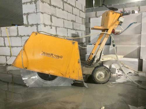 Резка штробы под канализацию